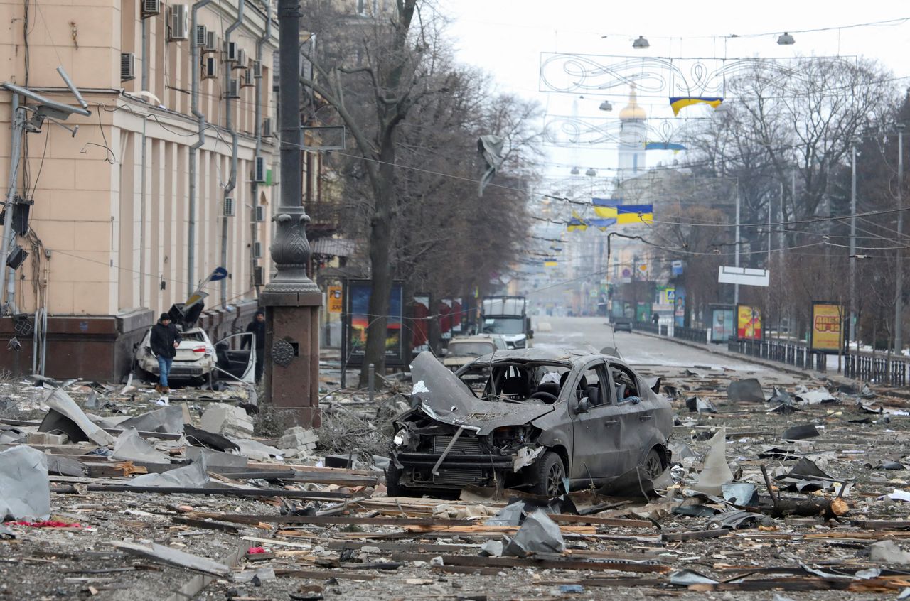 El área cercana al edificio de la administración regional, que según las autoridades de la ciudad fue alcanzado por un ataque con misiles, en el centro de Járkov, Ucrania, 1 de marzo de 2022. REUTERS/Vyacheslav Madiyevskyy