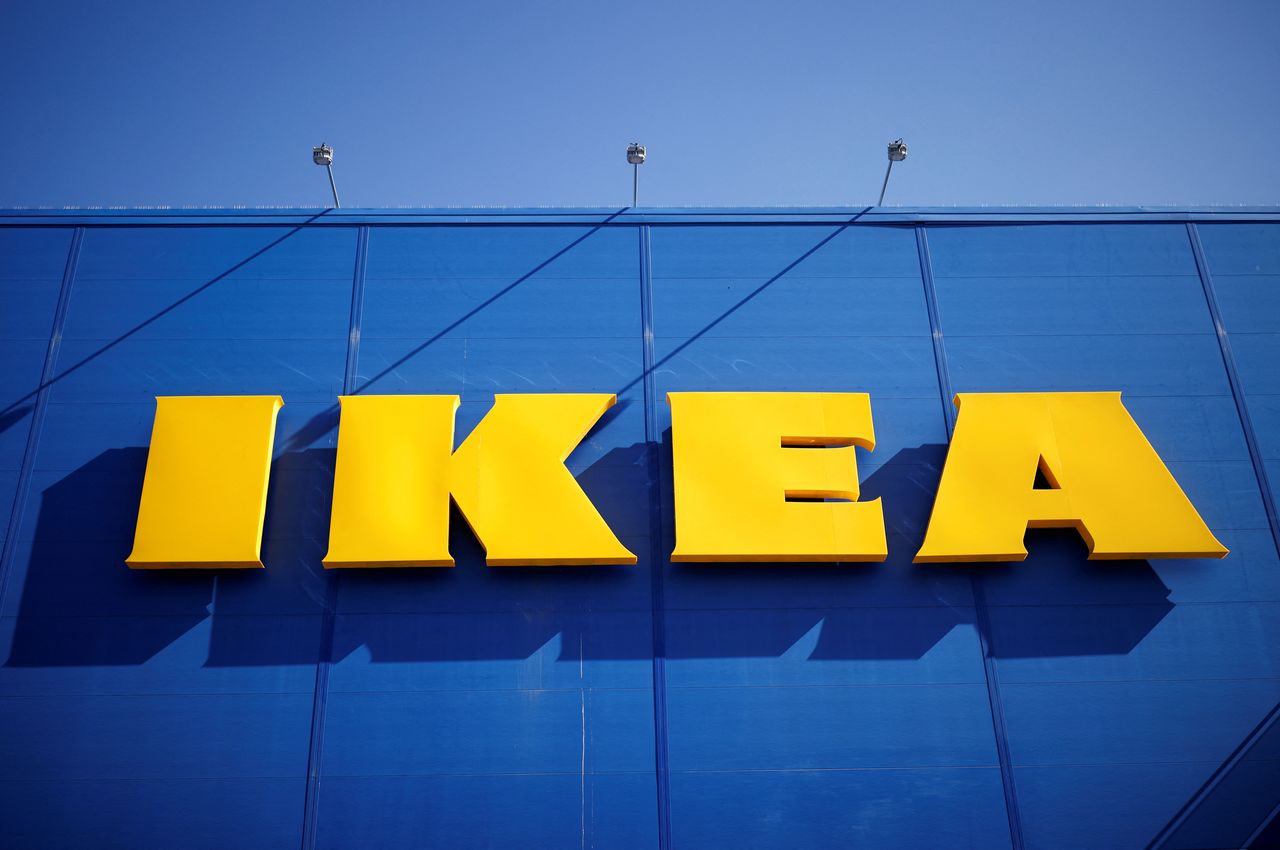 FOTO DE ARCHIVO: El logotipo de la compañía fuera de una tienda del Grupo IKEA en Saint-Herblain, cerca de Nantes, Francia, el 22 de marzo de 2021. REUTERS/Stephane Mahe