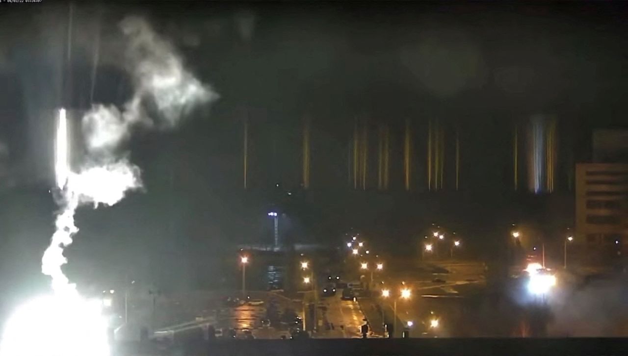 Las imágenes de una cámara de vigilancia muestran una bengala en la central nuclear de Zaporiyia durante un bombardeo en Energodar, en Zaporiyia, Ucrania, el 4 de marzo de 2022, en esta captura de pantalla de un vídeo obtenido de las redes sociales. Central nuclear de Zaporiyia vía YouTube/vía REUTERS