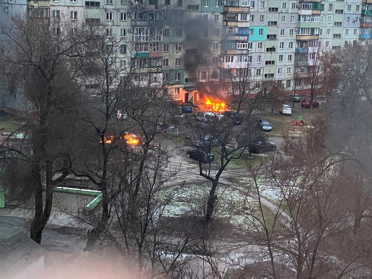 FOTO DE ARCHIVO: Un incendio en un edificio residencial tras un bombardeo durante la invasión rusa de Ucrania en Mariúpol, Ucrania, el 3 de marzo de 2022, en esta imagen obtenida en redes sociales. Twitter @AyBurlachenko vía REUTERS