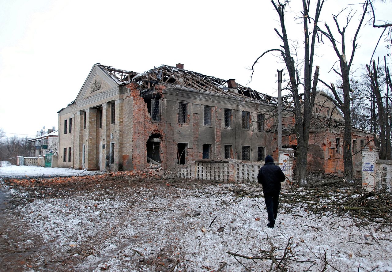 Un hombre camina frente a un edificio dañado por un bombardeo reciente durante la invasión rusa de Ucrania en la ciudad de Járkov, Ucrania, el 6 de marzo de 2022. REUTERS/Oleksandr Lapshyn