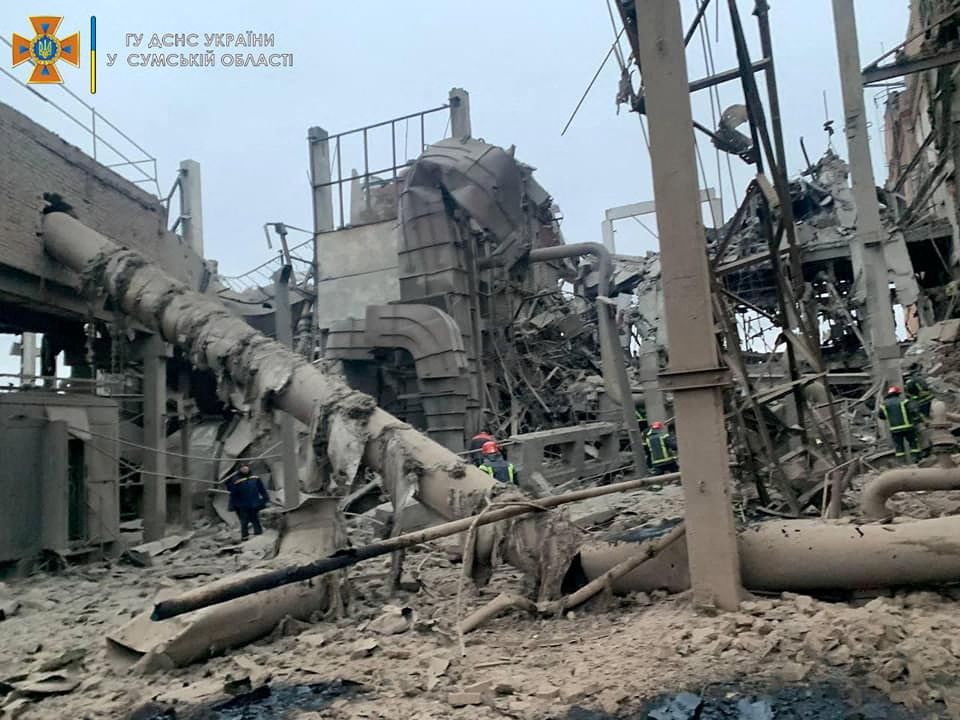 Una planta de energía térmica destrozada por un bombardeo durante la invasión rusa de Ucrania en la ciudad de Ojtirka, en la región de Sumy, Ucrania, en esta imagen cedida publicada el 4 de marzo de 2022. Servicio de prensa de los Servicios de Emergencia Estatales de Ucrania/Cedida a través de REUTERS