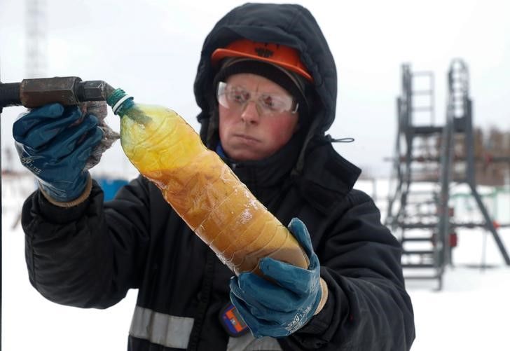 Imagen de archivo de un empleado tomando una muestra de crudo para su análisis en un pozo del yacimiento de Yarakta, propiedad de la Irkutsk Oil Company (INK), en la región de Irkutsk, Rusia. 10 marzo 2019. REUTERS/Vasily Fedosenko