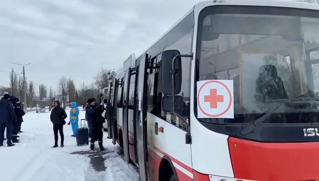 Autobuses esperan durante las evacuaciones en medio de la invasión rusa de Ucrania, fuera de Sumy. 8 de marzo de 2022. Imagen fija obtenida de un video distribuido. Jefe adjunto de la Oficina del Presidente, Ucrania/Handout via REUTERS