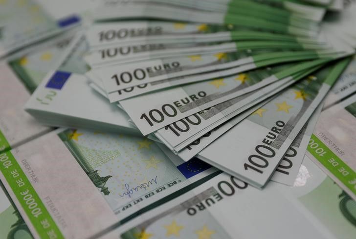 Foto de archivo ilustrativa de billetes de 100 euros. 
Nov 16, 2017. REUTERS/Leonhard Foeger