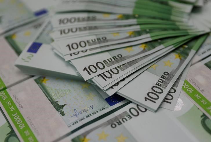 Foto de archivo ilustrativa de billetes de 100 euros.
Nov 16, 2017. REUTERS/Leonhard Foeger