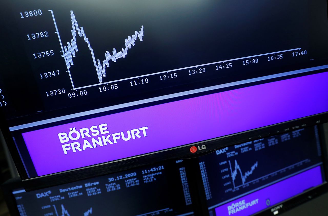 FOTO DE ARCHIVO-Las pantallas de televisión muestran el índice DAX alemán durante una sesión de negociación en la bolsa de Frankfurt, Alemania. 30 de diciembre de 2020. REUTERS/Ralph Orlowski