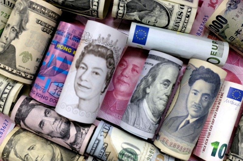 Euros, dólares de Hong Kong, dólares estadounidenses, libras y yuanes. 21 de enero de 2016 REUTERS / Jason Lee / Ilustración /Foto de archivo