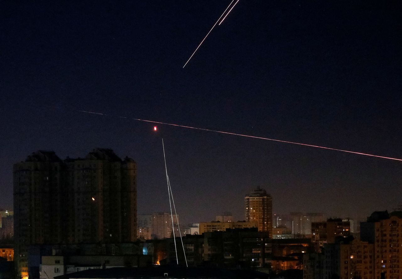 Rastreadores en el cielo nocturno mientras los militares ucranianos disparan a un dron mientras el ataque de Rusia a Ucrania continúa, en Kiev, Ucrania, 14 de marzo de 2022. REUTERS/Gleb Garanich