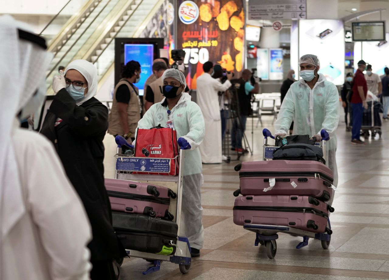 FOTO DE ARCHIVO: Varios ciudadanos kuwaitíes procedentes de Amán, capital de Jordania, con mascarillas y ropa de protección a su llegada al aeropuerto de Kuwait, el 21 de abril de 2021. REUTERS/Stephanie McGehee