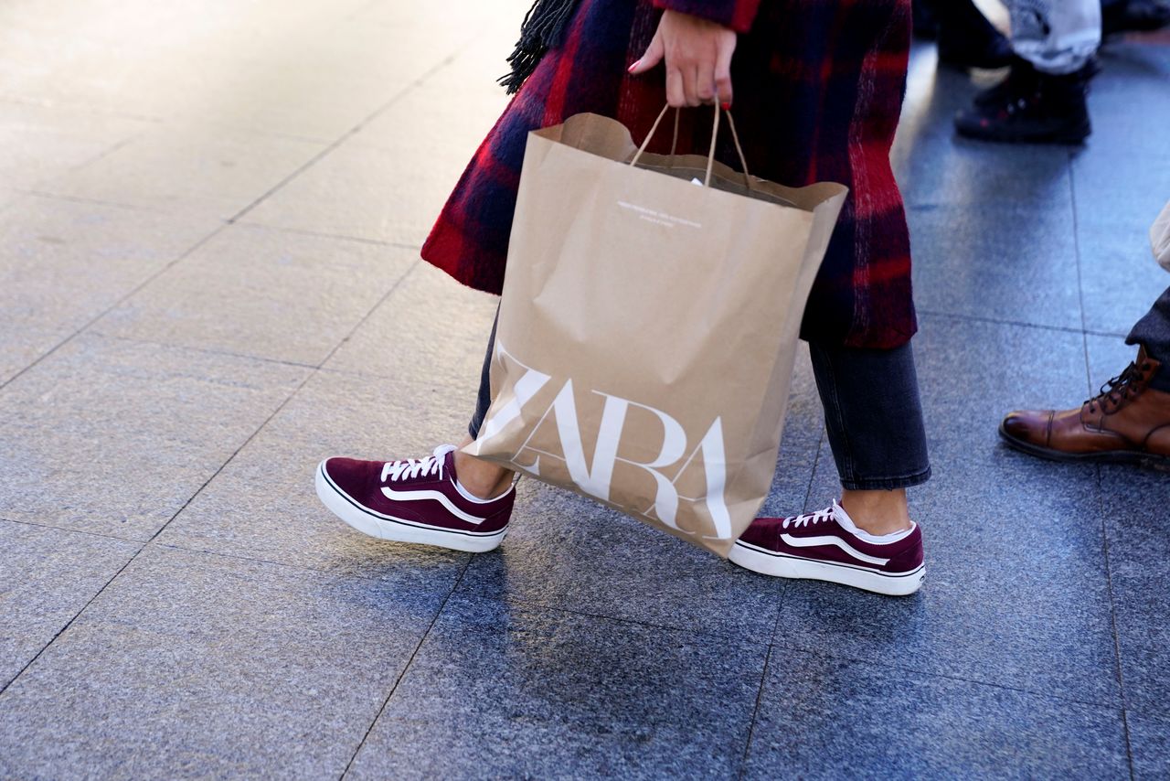 FOTO DE ARCHIVO: Una persona camina con una bolsa de la marca de ropa Zara, parte del grupo español Inditex, en Bilbao, Euskadi, España, el 30 de noviembre de 2021. REUTERS/Vincent West
