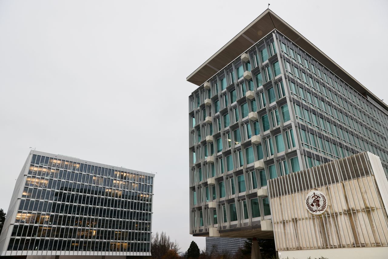 FOTO DE ARCHIVO: El logotipo de la Organización Mundial de la Salud aparece en el exterior de los antiguos y nuevos edificios de la OMS, en Ginebra, Suiza, el 20 de diciembre de 2021. REUTERS/Denis Balibouse