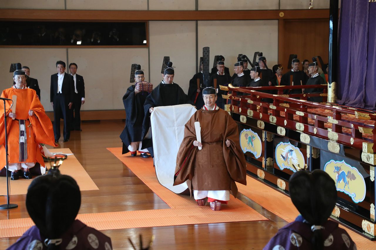 Al finalizar la ceremonia del “sokuirei seiden no gi”, el Emperador Naruhito abandona el Matsu-no-ma caminando frente a otros miembros de la familia imperial. (© Jiji)