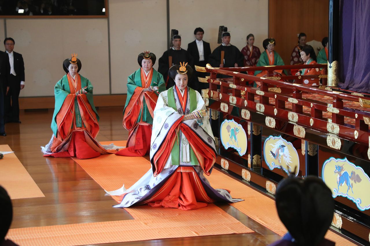 La Emperatriz Masako, seguida de sus asistentes, sigue al Emperador y abandona el Matsu-no-ma, finalizando así la ceremonia. (© Jiji)