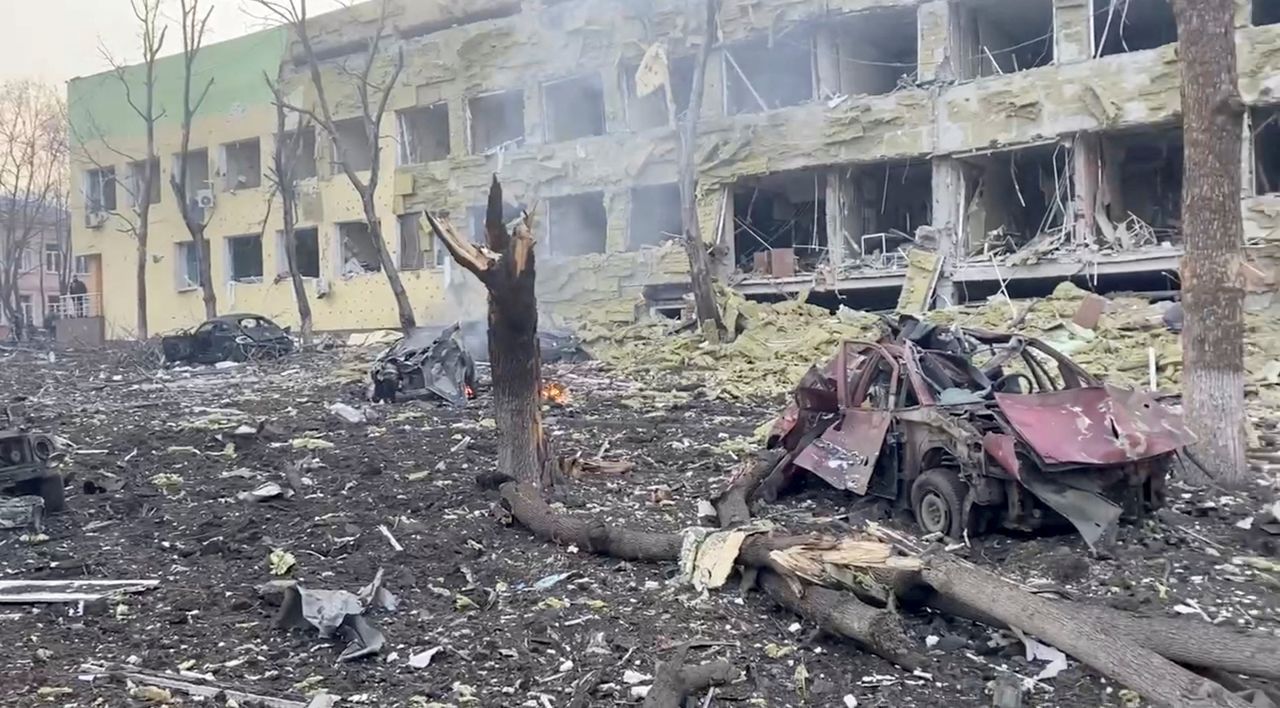 FOTO DE ARCHIVO: Escombros en el sitio del hospital infantil de Mariúpol destruido, mientras continúa la invasión rusa de Ucrania, 9 de marzo de 2022 en esta imagen fija de un video obtenido por Reuters. REUTERS/Militares ucranianos