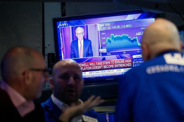 Operadores trabajan en la Bolsa de Nueva York, EEUU. 16 marzo 2022. REUTERS/Brendan McDermid
