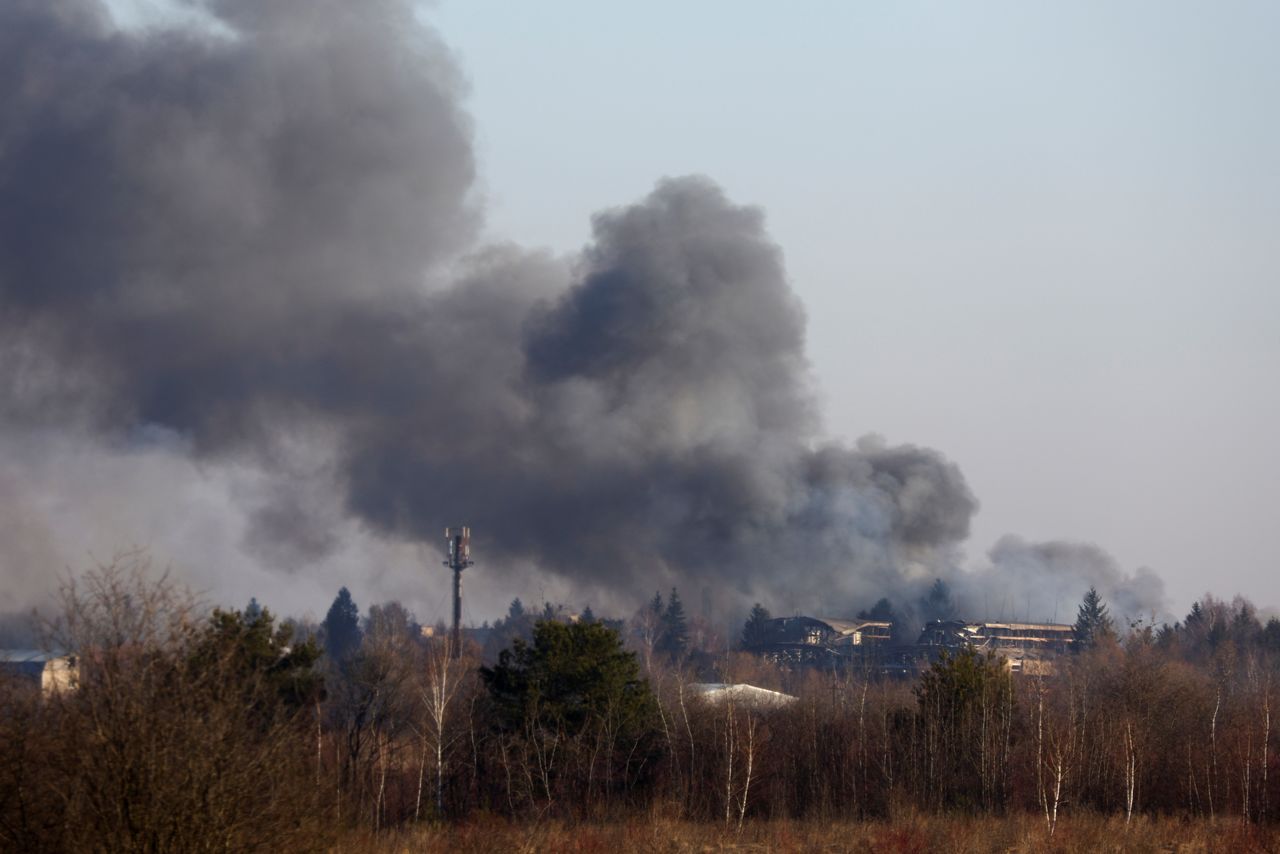 El humo se eleva desde un edificio de la fábrica cerca del aeropuerto de Leópolis, mientras continúa la invasión rusa de Ucrania, en Leópolis, Ucrania, el 18 de marzo de 2022. REUTERS/Kai Pfaffenbach