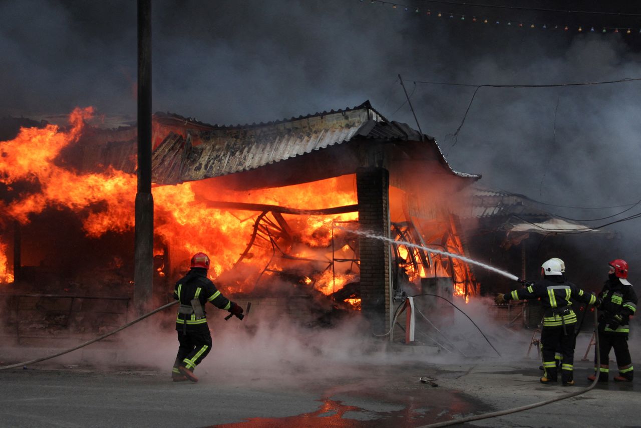 Los bomberos trabajan en el lugar de un incendio en el mercado de Barabashova, mientras continúa la invasión rusa de Ucrania, en Járkov, Ucrania el 17 de marzo de 2022. REUTERS/Oleksandr Lapshyn