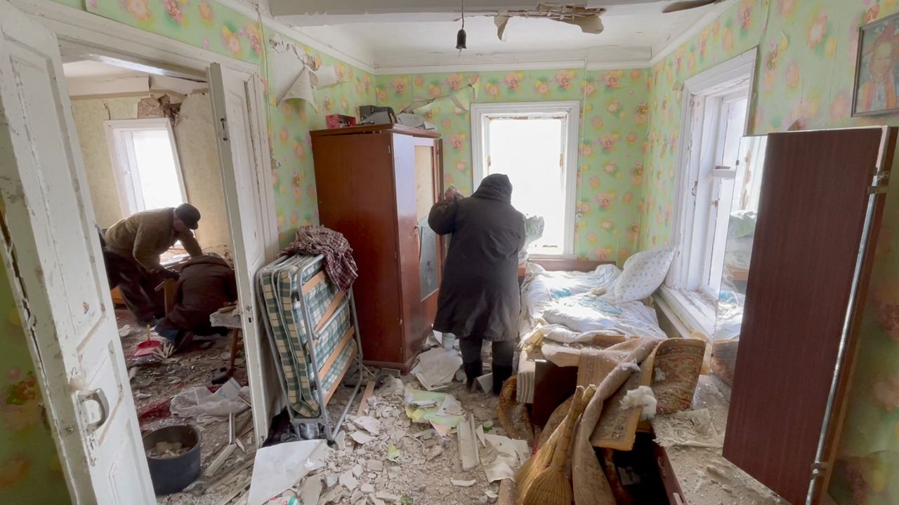 Residentes limpian los escombros de una casa dañada en Baryshivka, Ucrania, el 11 de marzo de 2022, en esta captura de pantalla tomada de un vídeo distribuido por las autoridades. Vídeo tomado el 11 de marzo de 2022. CICR/Handout vía REUTERS