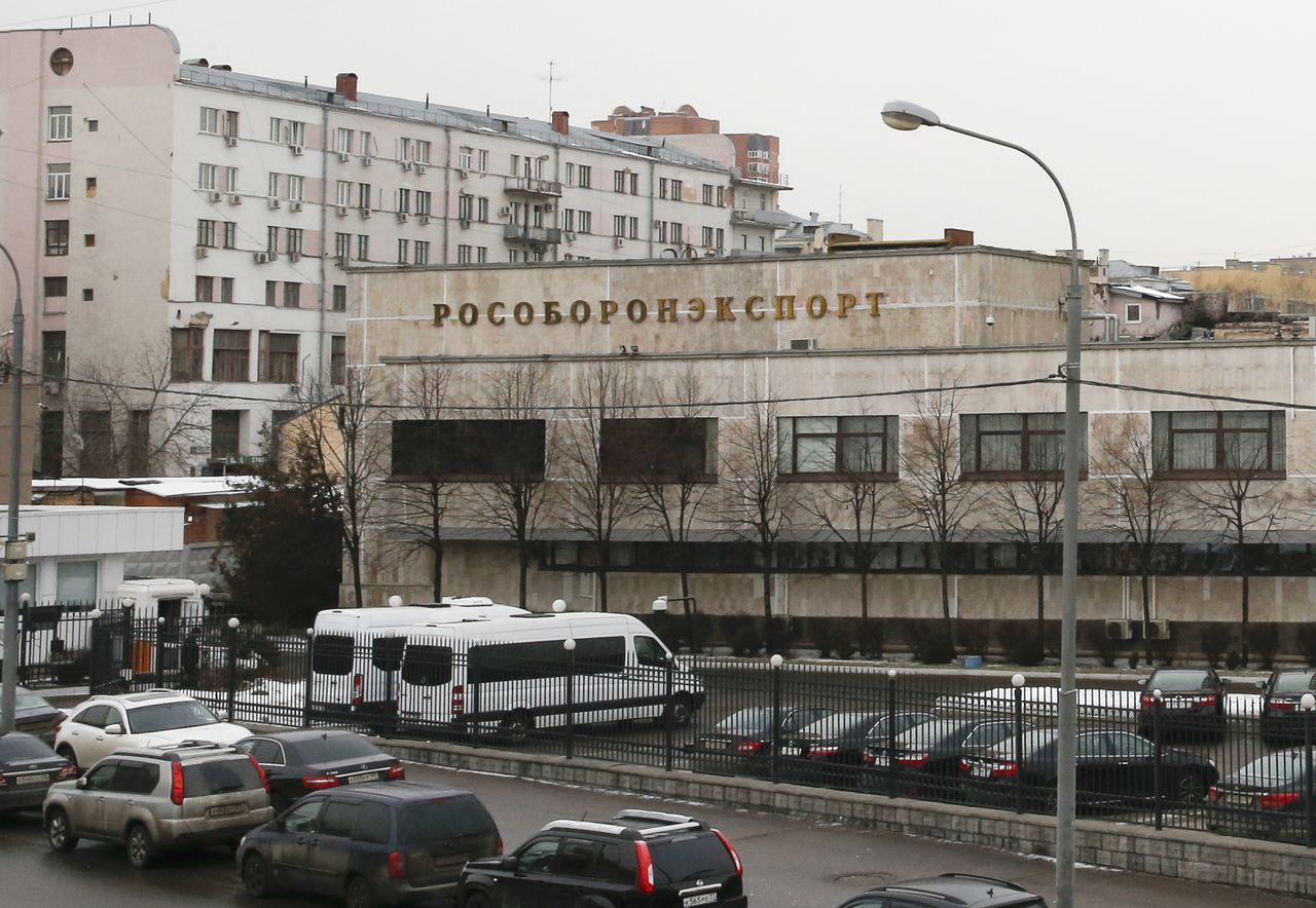 FOTO DE ARCHIVO: Varios vehículos aparcados frente al edificio de oficinas de la empresa estatal rusa de exportación de armas Rosoboronexport en Moscú, Rusia, el 1 de marzo de 2016. REUTERS/Grigory Dukor