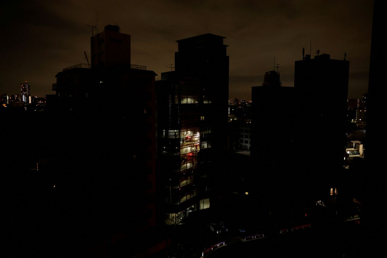 FOTO DE ARCHIVO: Casas y edificios durante un corte eléctrico después de un terremoto en el distrito de Toshima en Tokio, Japón, 17 de marzo de 2022. REUTERS/Issei Kato