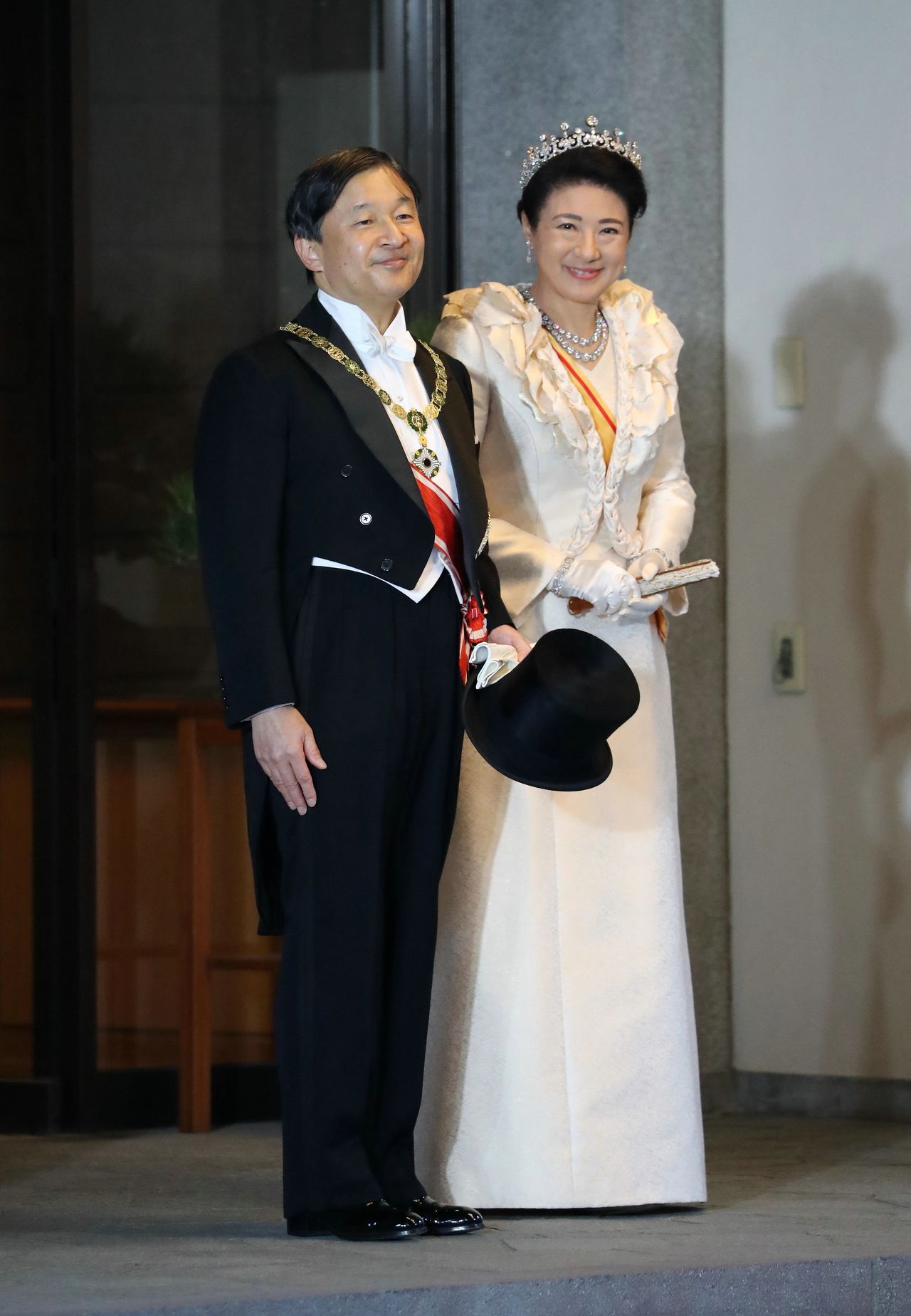 El Emperador y la Emperatriz tras finalizar el desfile, en la puerta del Palacio de Akasaka situado en el distrito de Minato. (Fotografía oficial, Jiji)