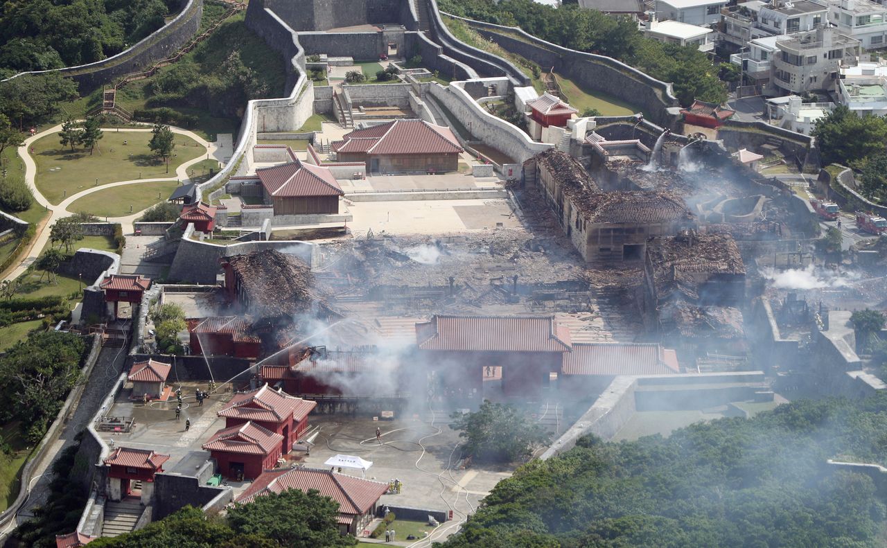 El castillo de Shuri después del fuego el 31 de octubre de 2019. El pabellón principal (en el centro) quedó totalmente destruido. (© Jiji)