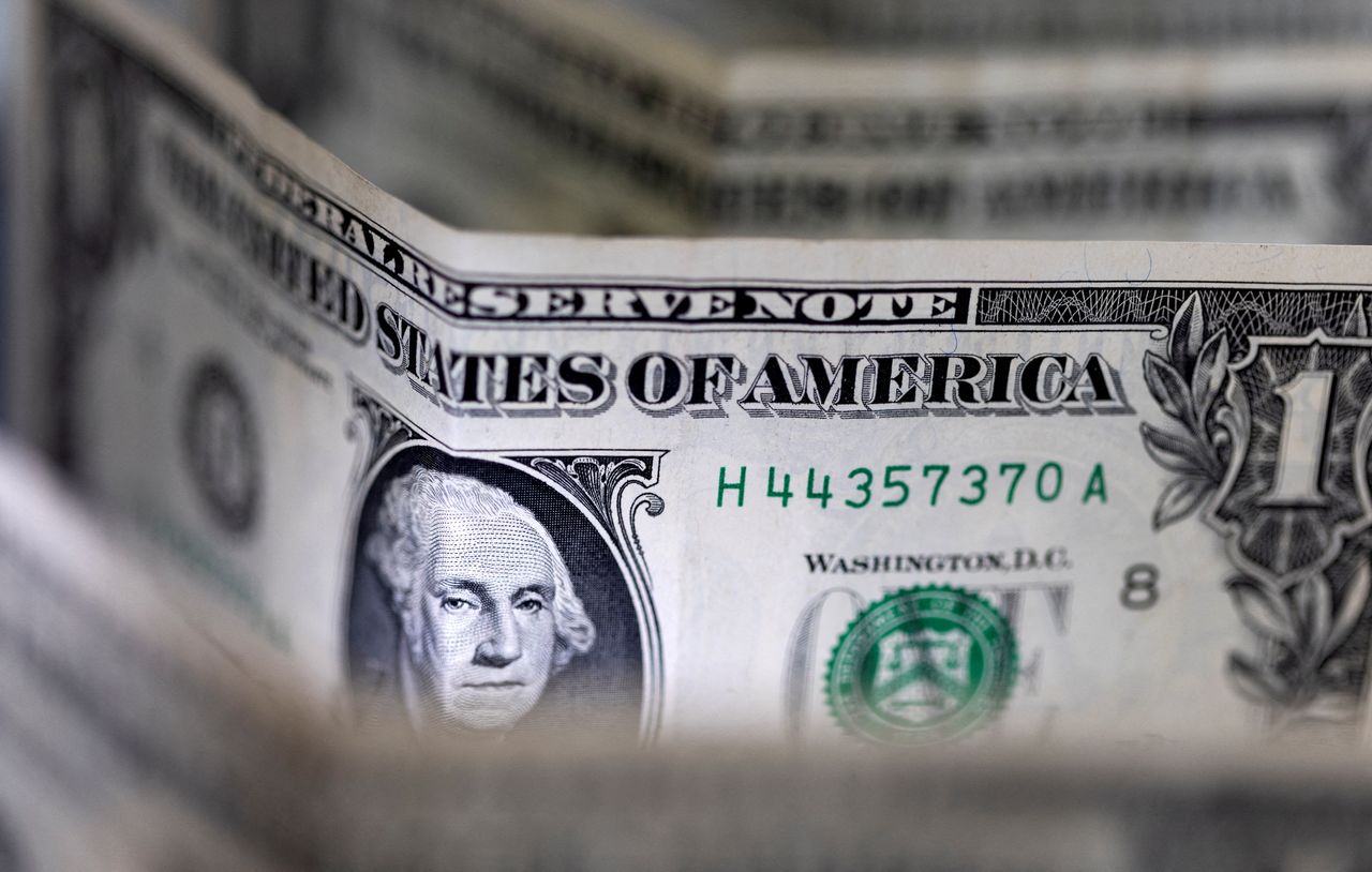 FOTO DE ARCHIVO: Billetes de dólar estadounidense. Imagen tomada el 14 de febrero de 2022. REUTERS/Dado Ruvic/Ilustración