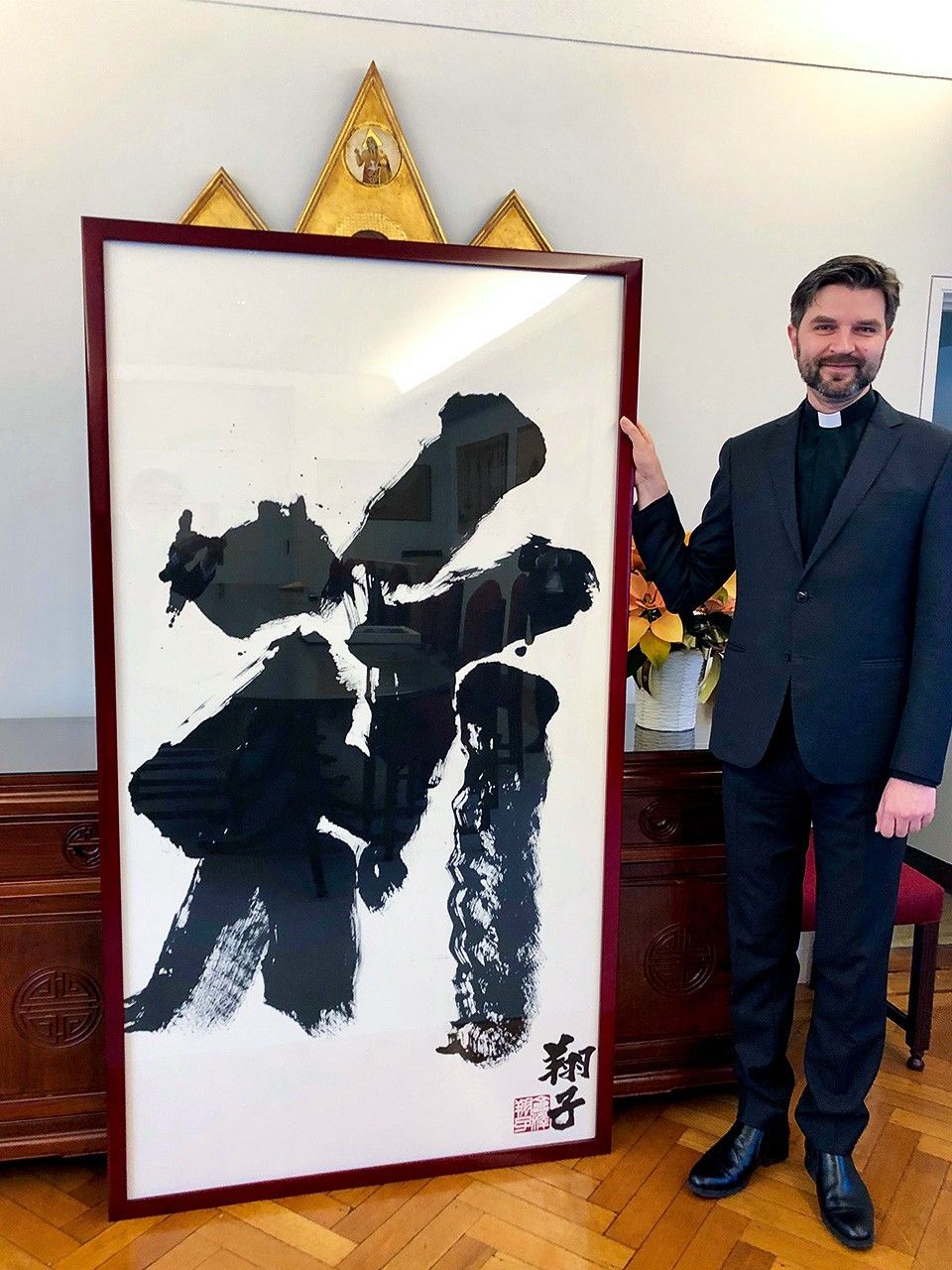 Monseñor Veceslav Tumir acepta la obra de arte donada por Kanazawa Shōko en la nunciatura apostólica del Vaticano, o misión diplomática, en Tokio. (Por cortesía de la agencia de Kanazawa Shōko)