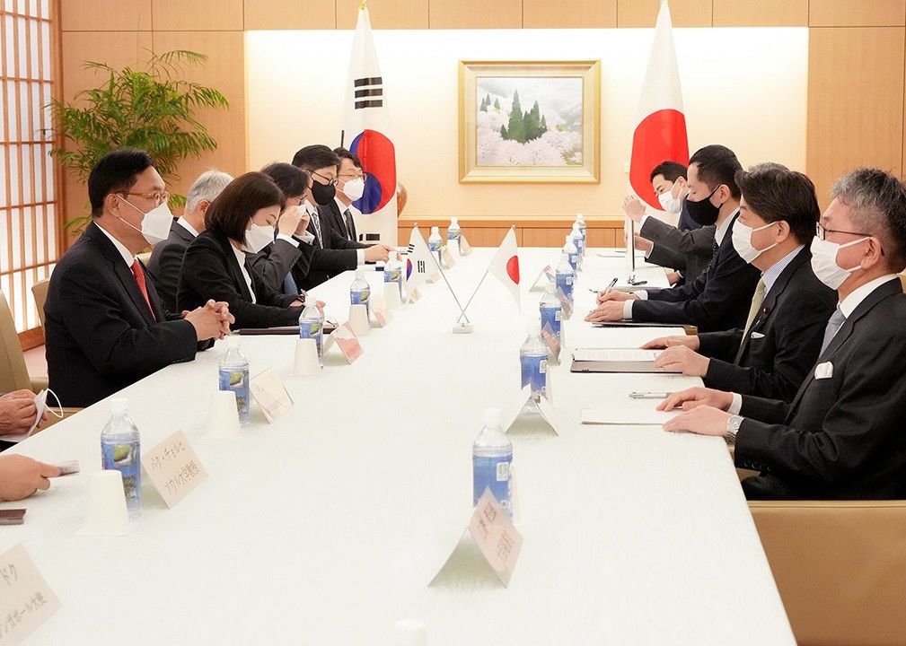 El ministro de Asuntos Exteriores Hayashi (segundo por la derecha) charla con una delegación de Corea del Sur el 25 de abril de 2022. (© Jiji)