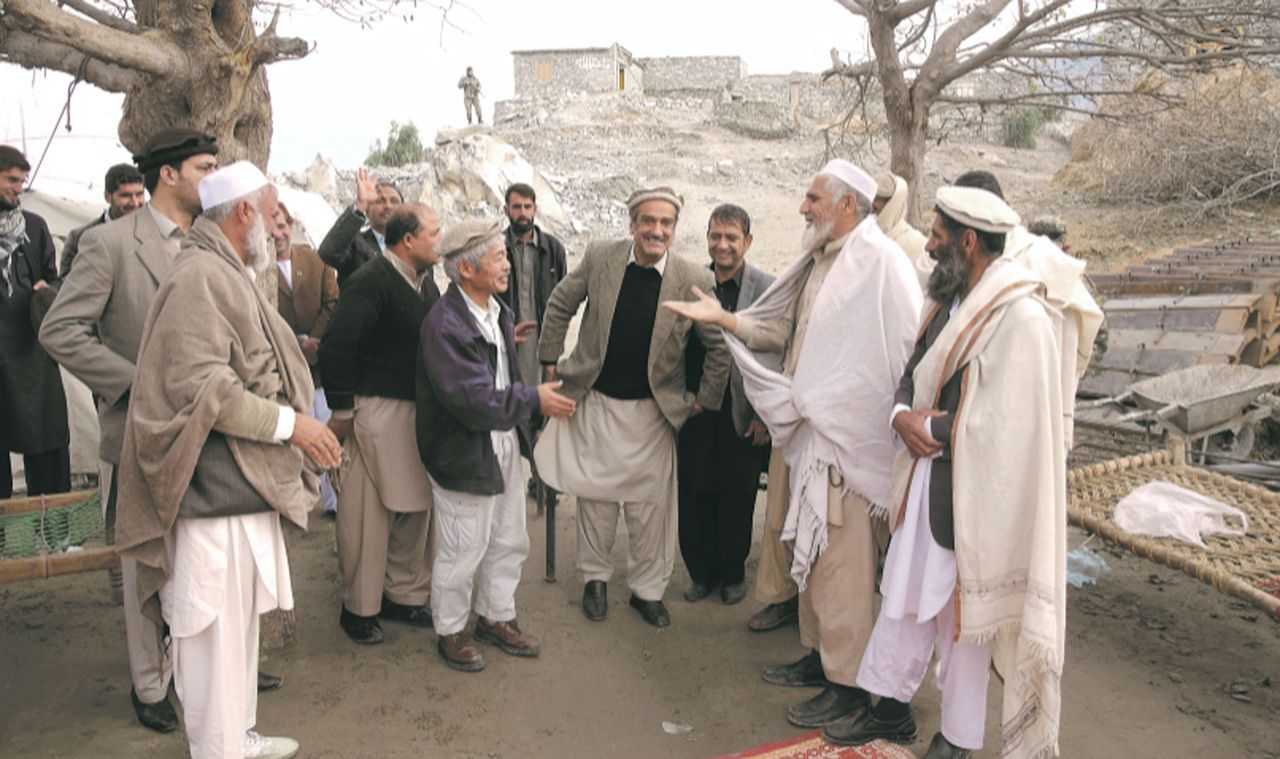 Nakamura Tetsu (a la izquierda, en el centro) asiste a una ceremonia para celebrar la apertura de un canal de irrigación construido con la ayuda de Peshawar-kai en el este de Afganistán el 19 de enero de 2017. (Por cortesía de Peshawar-kai; © Jiji)
