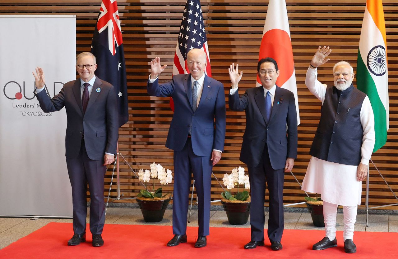 (De izquierda a derecha) El primer ministro australiano Anthony Albanese, el presidente estadounidense Joe Biden, el primer ministro Kishida Fumio y el primer ministro indio Narendra Modi saludan a los medios en la reunión del Quad el 24 de mayo de 2022. (© AFP/Jiji)