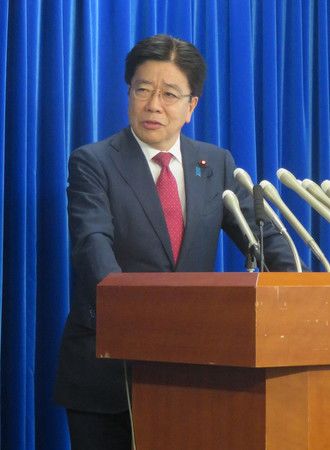 El ministro de Salud  Katō Katsunobu durante una rueda de prensa. 