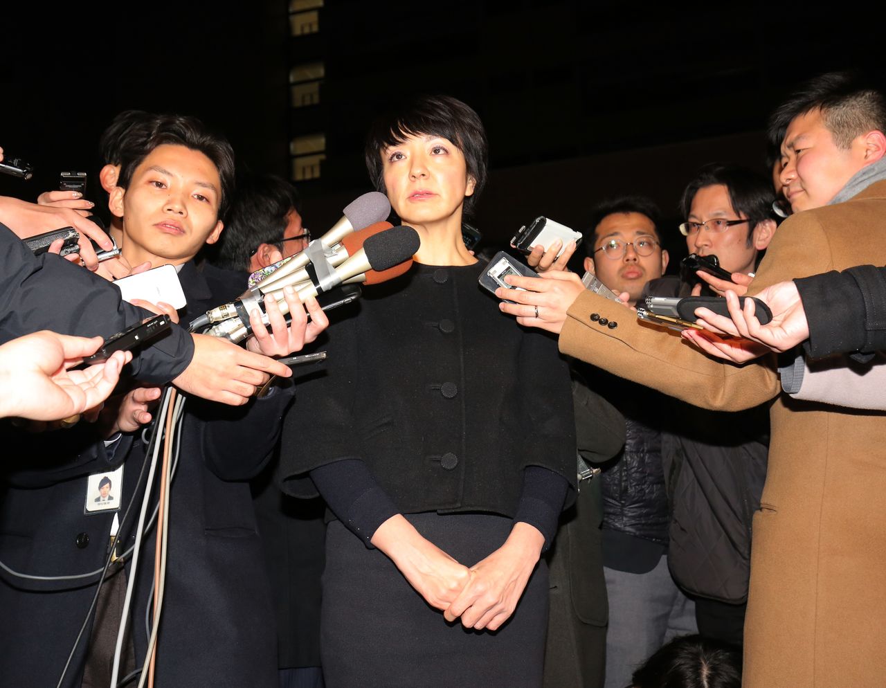 Kawai Anri rodeada por periodistas en Tokio tras los registros realizados en su oficina y la de su marido el 15 de enero de 2020. (© Jiji)