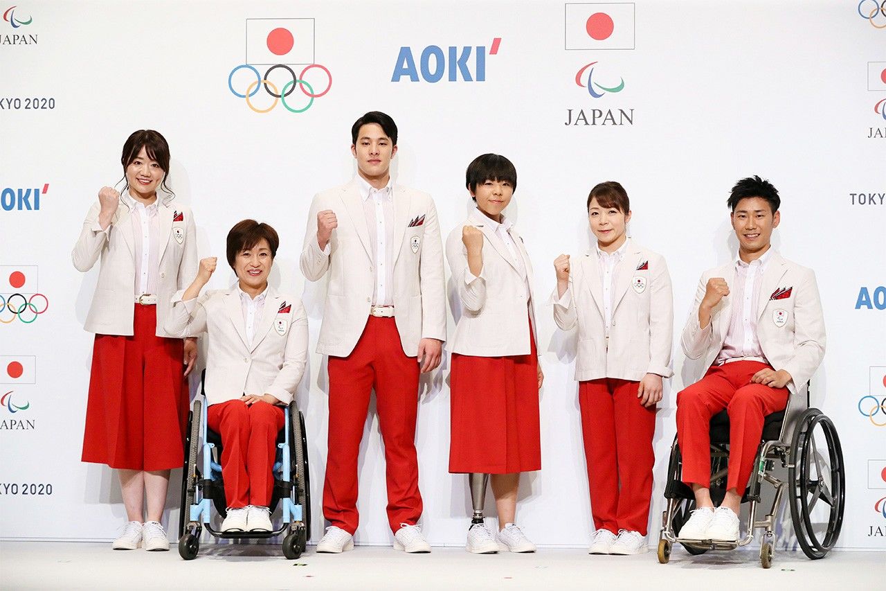 Deportistas vistiendo los uniformes oficiales de los equipos Olímpico y Paralímpico durante un acto de presentación en Tokio el 23 de enero de 2020. (© Jiji)