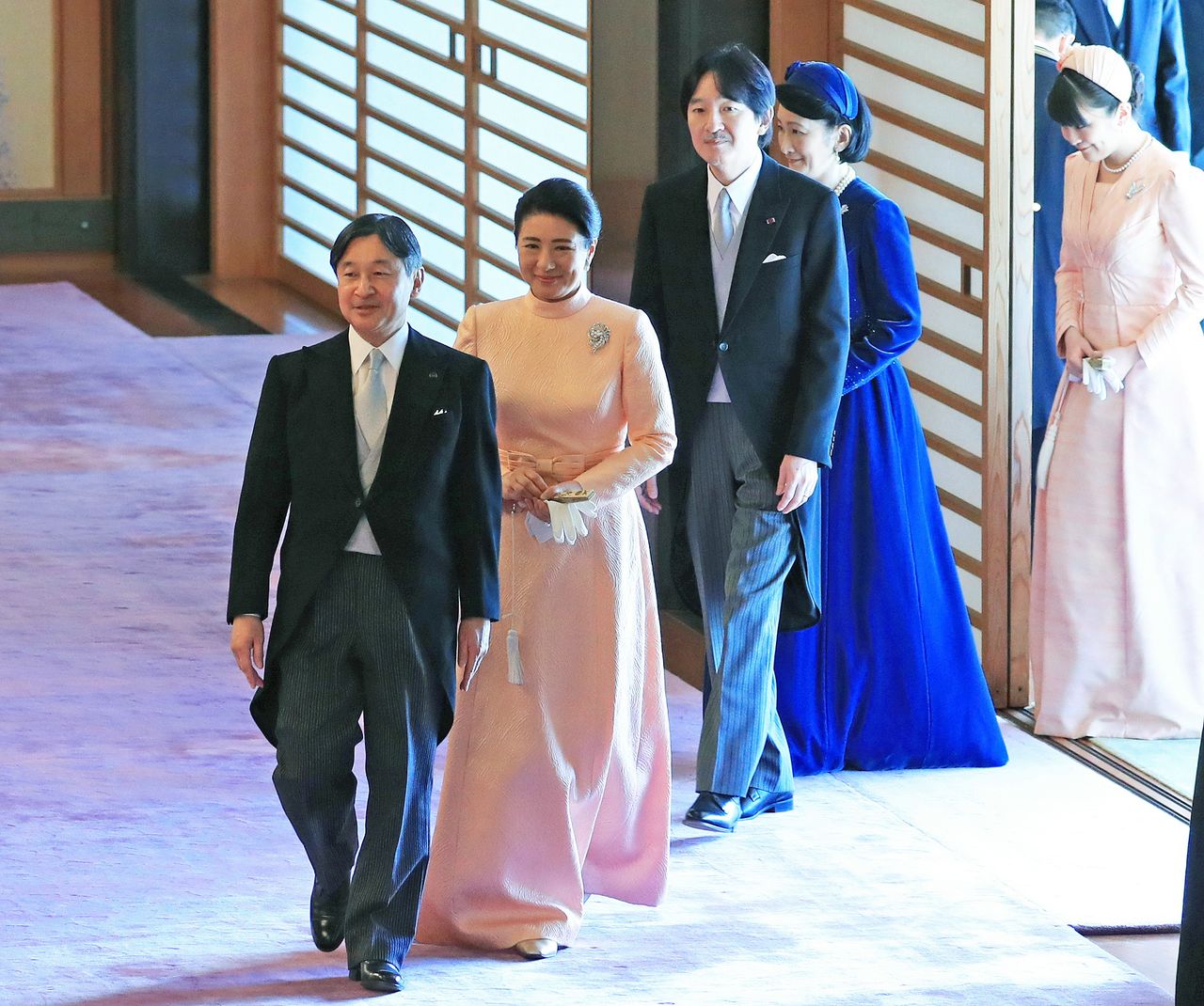 El Emperador Naruhito es seguido por la Emperatriz Masako, el príncipe heredero Fumihito y la princesa Kiko en el acto por el cumpleaños del Emperador celebrado en el Palacio Imperial el 23 de febrero de 2020. (© Jiji)