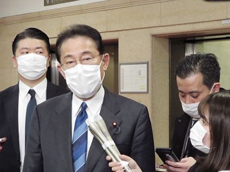 麻生財務相との面会後、記者団の質問に答える自民党の岸田文雄政調会長(左から2人目)=3日午後、財務省