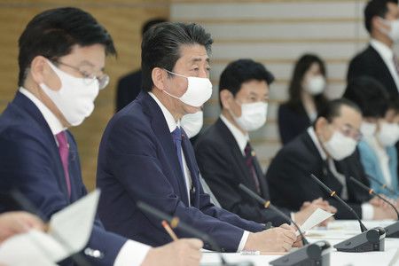 El primer ministro Abe Shinzō (el segundo desde la izquierda) durante una reunión sobre la lucha contra el nuevo coronavirus.