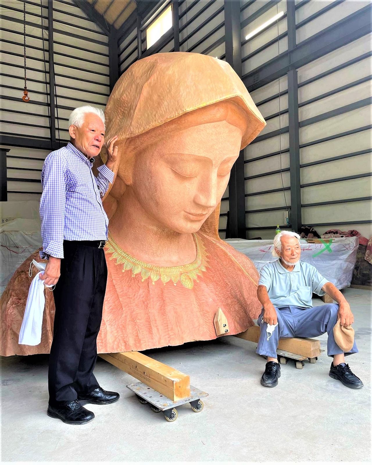 El creador de la estatua de la Virgen, Oyamatsu Eiji (derecha) e Ishikawa Yoshinori, director representante de la Asociación de Ciudadanos del Patrimonio Mundial de Minamishimabara.