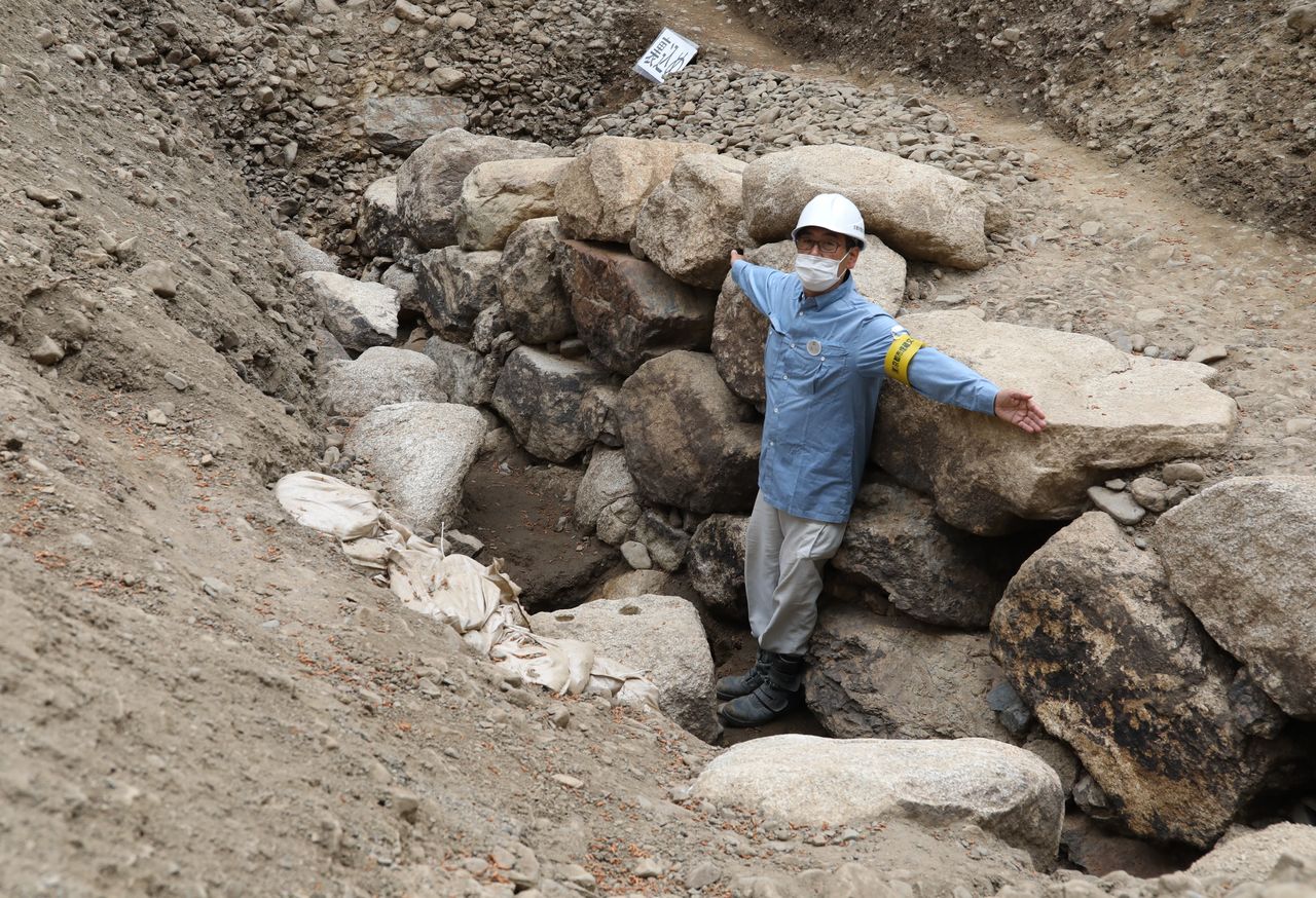 Parte del muro de piedra y el foso del castillo de Shinjō de Kioto presentados a los medios de comunicación el 12 de mayo de 2020. (© Jiji)