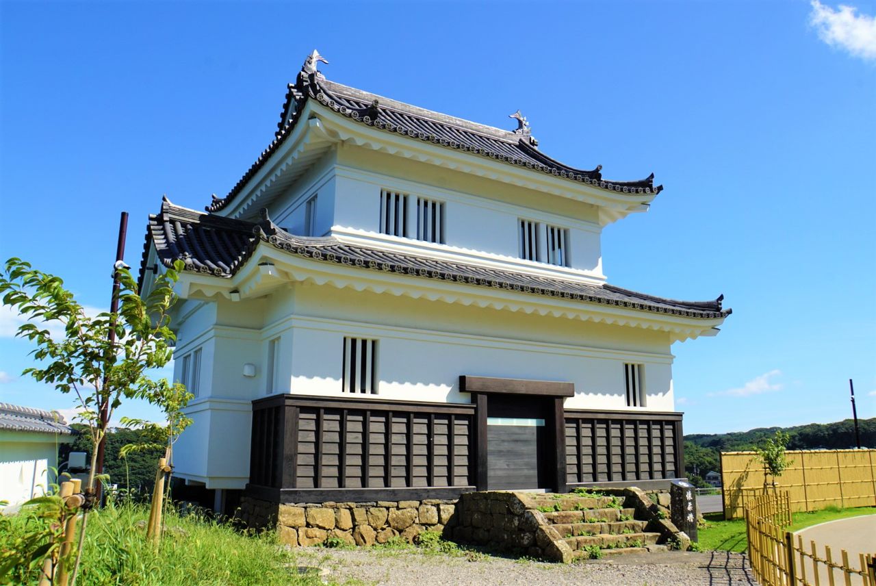 El edificio donde hoy en día se alojan los huéspedes es la atalaya Kaijū-yagura, una construcción de dos pisos de hormigón armado que la ciudad de Hirado erigió a imagen de la original en 1977. En el pasado se empleó como almacén. (Fotografía: Noroshi).