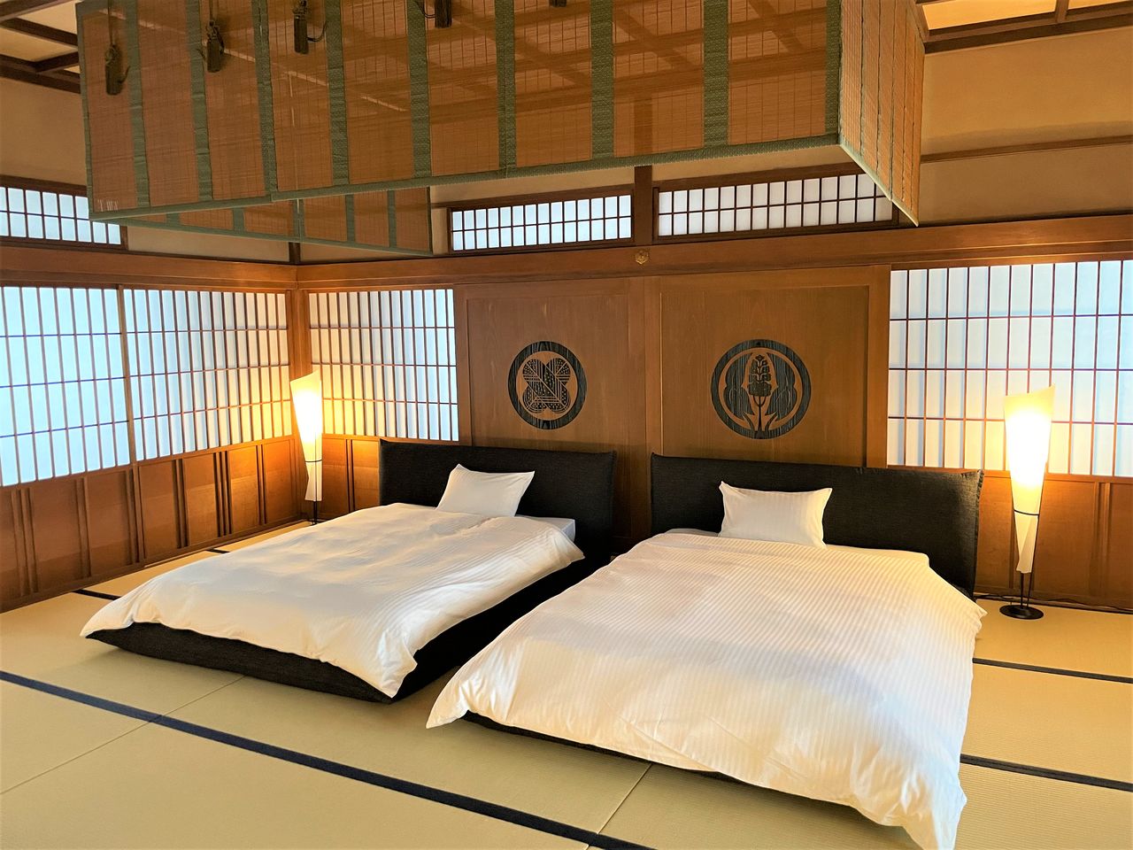 La atalaya Tsukimi-yagura es donde duermen los invitados en el castillo de Fukuyama. Hasta ahora venía alquilándose al público general para la contemplación de los cerezos en flor y la luna. La gran sala (30 metros, aproximadamente) de la primera planta dispone de camas y está decorada con los escudos de las casas Mizuno y Abe del dominio Fukuyama, que erigieron el castillo. (Fotografía: Ayuntamiento de Fukuyama).