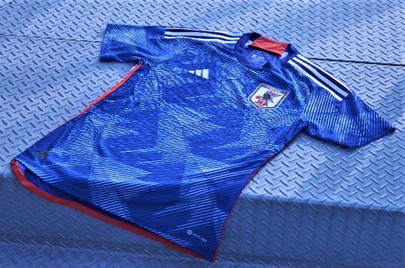 El uniforme de la selección nacional de fútbol de Japón en 2022 elaborado por Adidas Japón. El diseño es el mismo para ambos sexos.