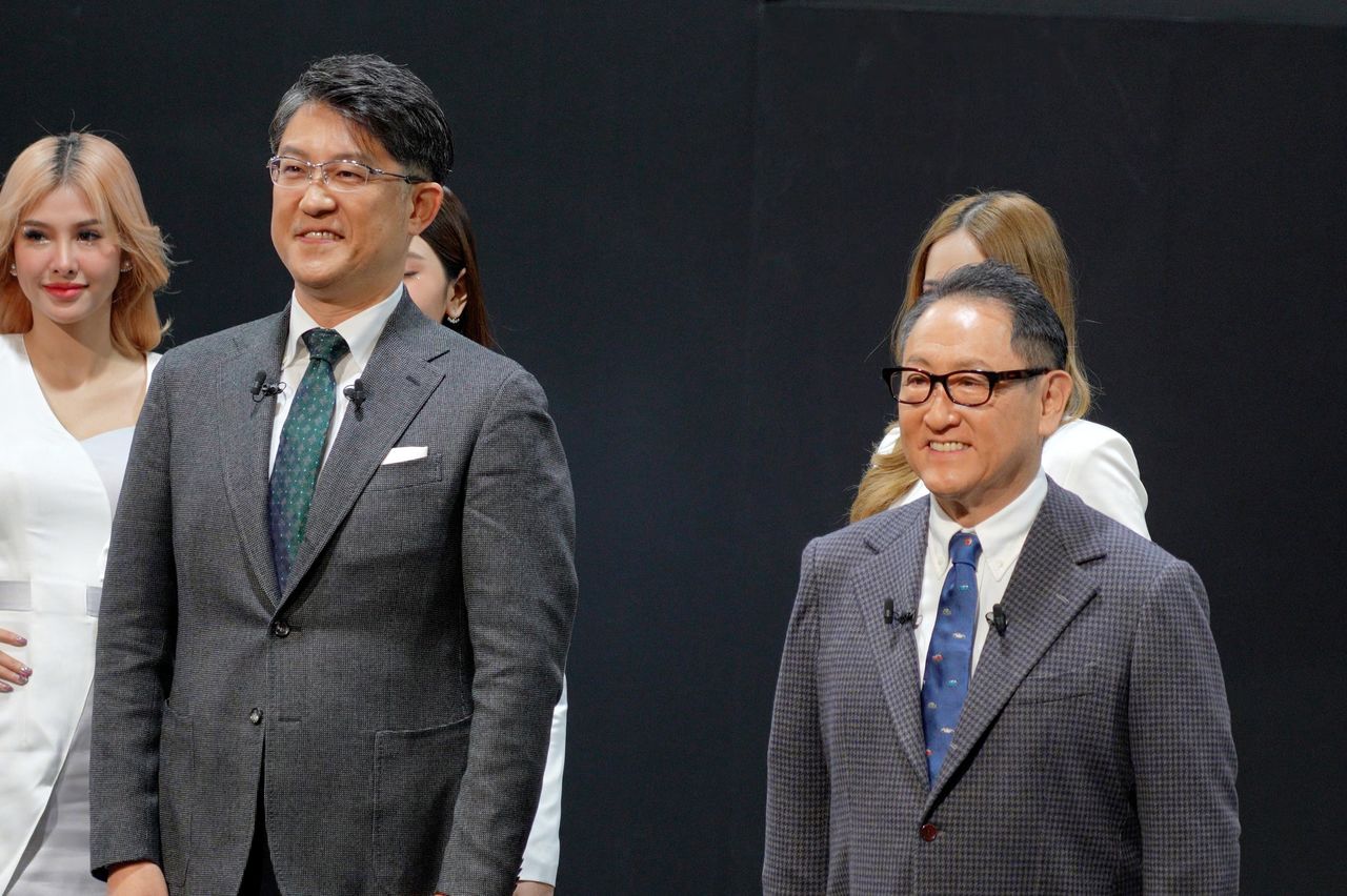 El actual presidente de Toyota, Toyoda Akio (a la derecha) junto a su sucesor, Satō Kōji (a la izquierda) en el centro de convenciones Makuhari Messe, en Chiba, el 13 de enero de 2023. (© Jiji)