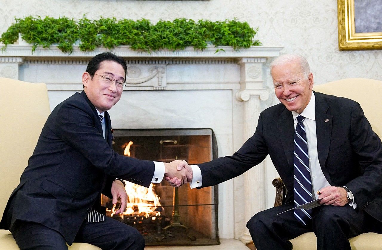 El primer ministro Kishida Fumio y el presidente estadounidense Joe Biden estrechan sus manos en la cumbre celebrada el 14 de enero de 2023. (© AFP/Jiji)