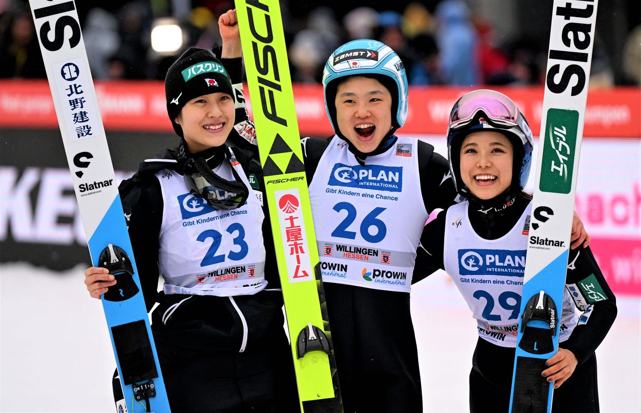 Itō Yūki (en el centro), junto a Maruyama Nozomi (izquierda) y Takanashi Sara en Willingen, Alemania, el 5 de febrero de 2023. (© AFP/Jiji)