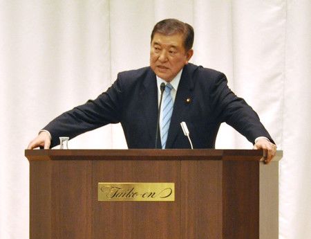 El exsecretario general del PLD Ishiba Shigeru durante su conferencia en Osaka.