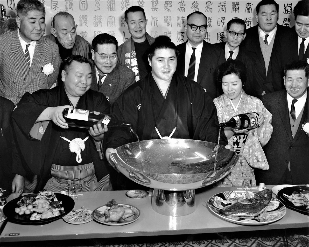 Taihō, consiguió ser el 48.º yokozuna. Su palmarés es extraordinario. Ganó 32 campeonatos de la categoría makuuchi (la más alta en el sumō), seis torneos consecutivos dos veces y todos los combates en ocho torneos. Su fuerza abrumadora provocó el frenesí de Japón en la década de 1960.