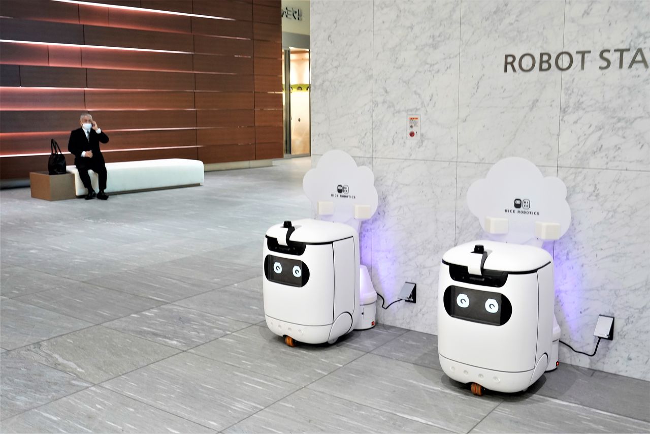 Los robots de entrega están equipados con funciones para evitar choques con personas u obstáculos. (Jiji Press) 