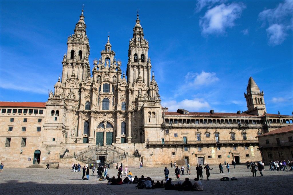 La Catedral de Santiago de Compostela, donde las excavaciones de la segunda mitad del siglo XIX revelaron los restos del apóstol Santiago bajo el altar. (Cristian Leyva/NurPhoto/Kyōdō News Images)